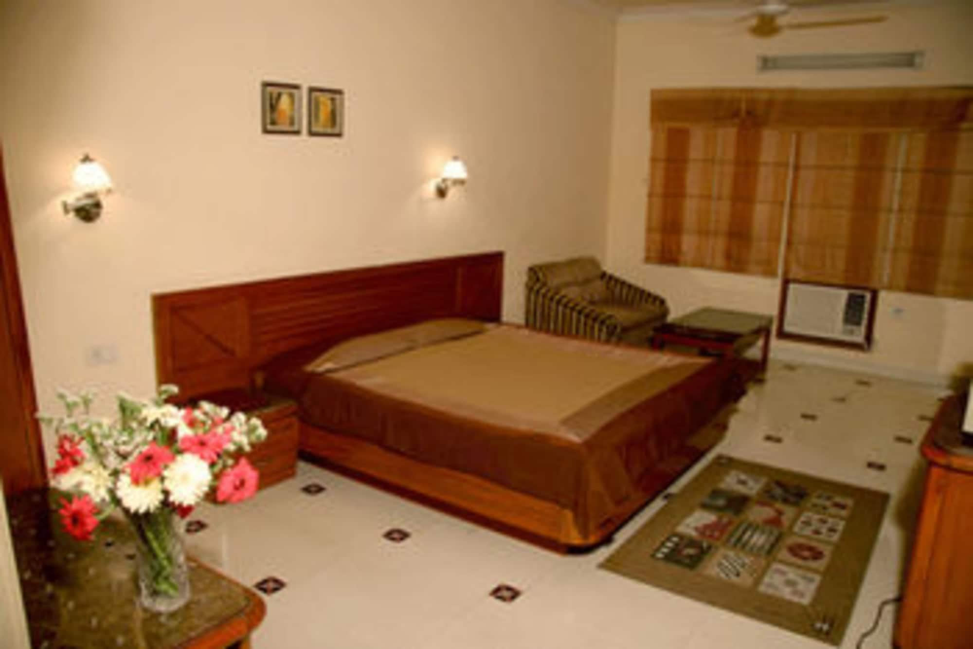 Airport Hotel Ню Делхи Екстериор снимка