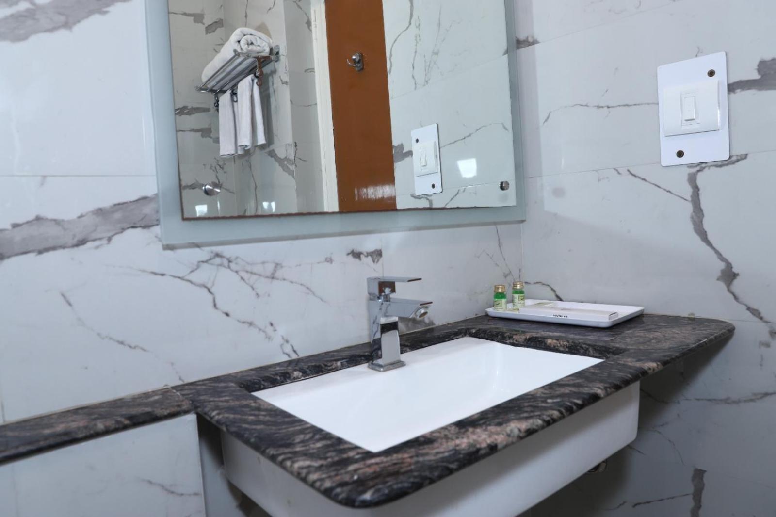 Airport Hotel Ню Делхи Екстериор снимка