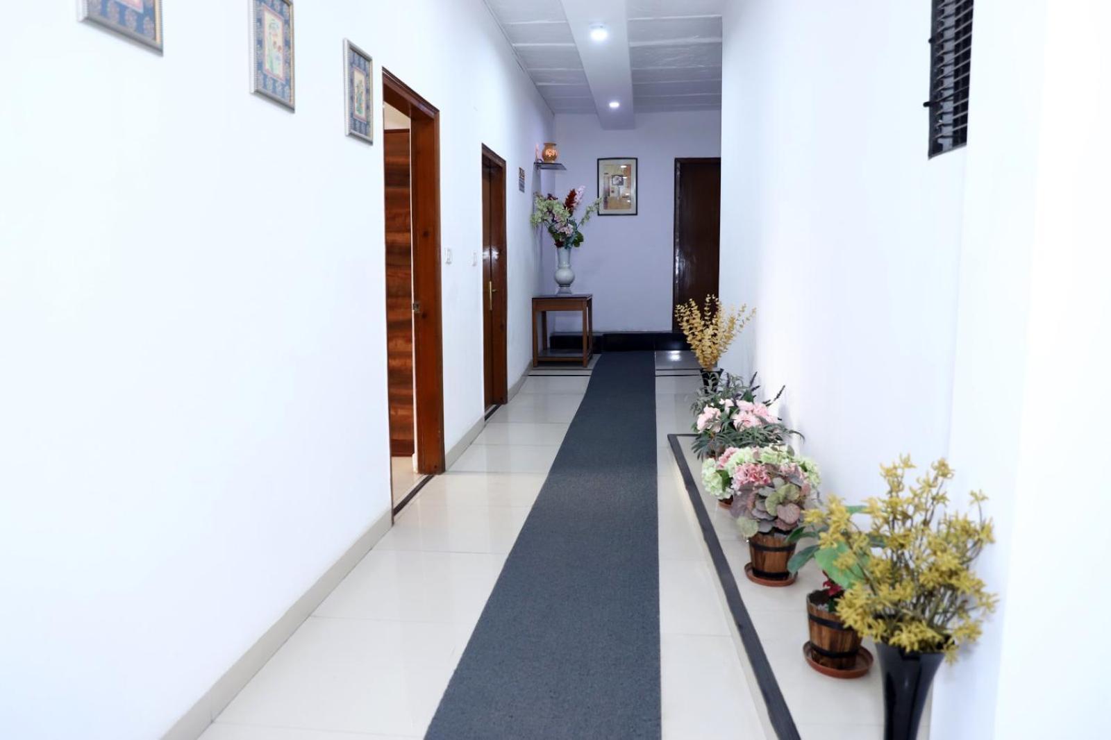 Airport Hotel Ню Делхи Екстериор снимка