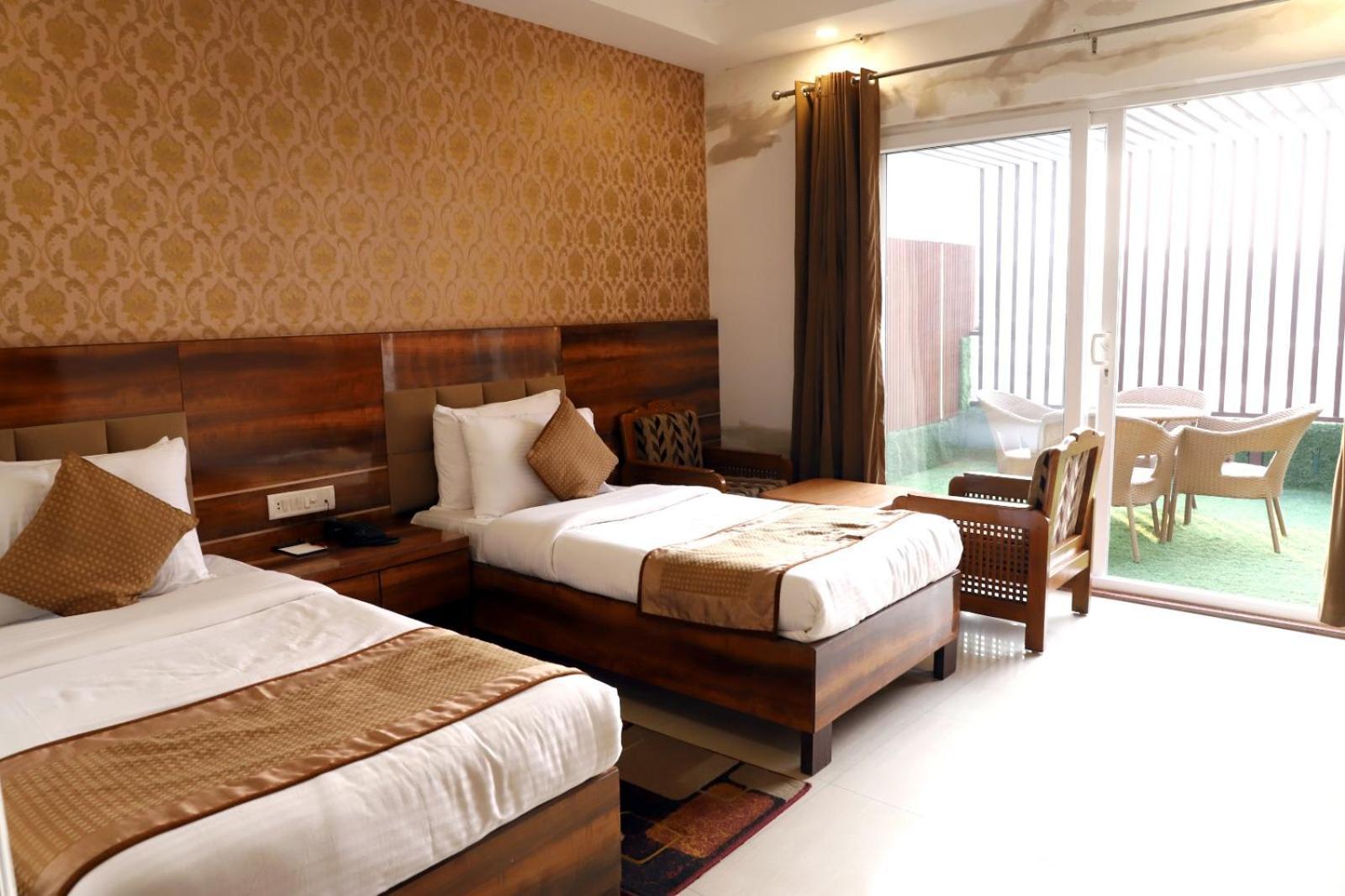 Airport Hotel Ню Делхи Екстериор снимка