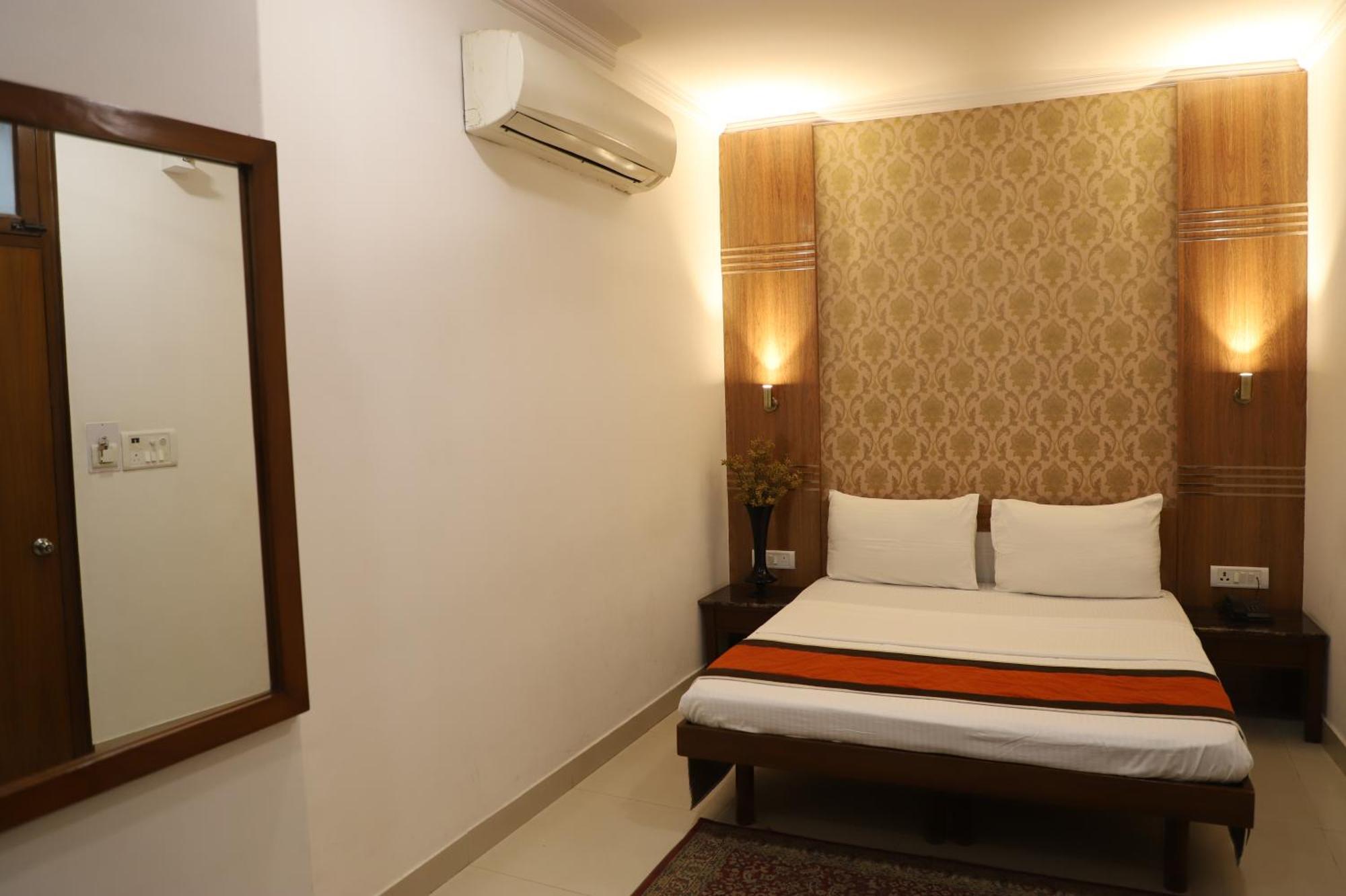 Airport Hotel Ню Делхи Екстериор снимка