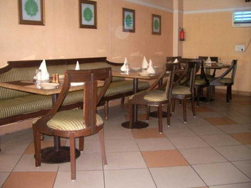 Airport Hotel Ню Делхи Екстериор снимка