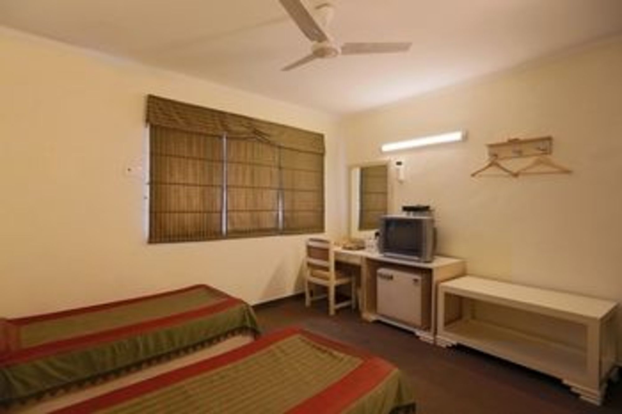 Airport Hotel Ню Делхи Екстериор снимка