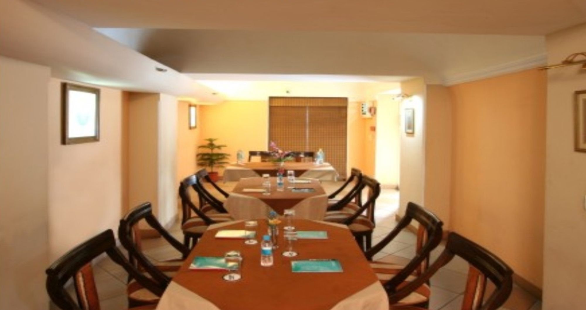 Airport Hotel Ню Делхи Екстериор снимка